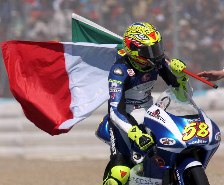 10 aprile 2005. Il giro d’onore di Marco Simoncelli con la bandiera italiana dopo aver vinto il Gran Premio di Spagna classe 125cc a Jerez (Afp)